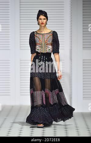 Alicia Holtz auf dem Laufsteg bei der Temperley London Fashion Week SS18 Show in der Lindley Hall, London. Bilddatum: Sonntag, 17. September 2017. Bildnachweis sollte lauten: Matt Crossick/ EMPICS Entertainment. Stockfoto