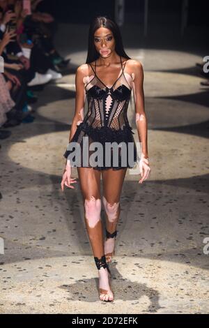 Model Winnie Harlow auf dem Laufsteg während der Julien Macdonald London Fashion Week SS18 Show im Bankside Vaults, London. Bilddatum: Montag, 18. September 2017. Bildnachweis sollte lauten: Matt Crossick/ EMPICS Entertainment. Stockfoto