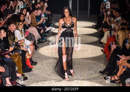 Model Winnie Harlow auf dem Laufsteg während der Julien Macdonald London Fashion Week SS18 Show im Bankside Vaults, London. Bilddatum: Montag, 18. September 2017. Bildnachweis sollte lauten: Matt Crossick/ EMPICS Entertainment. Stockfoto
