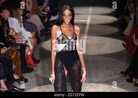 Model Winnie Harlow auf dem Laufsteg während der Julien Macdonald London Fashion Week SS18 Show im Bankside Vaults, London. Bilddatum: Montag, 18. September 2017. Bildnachweis sollte lauten: Matt Crossick/ EMPICS Entertainment. Stockfoto