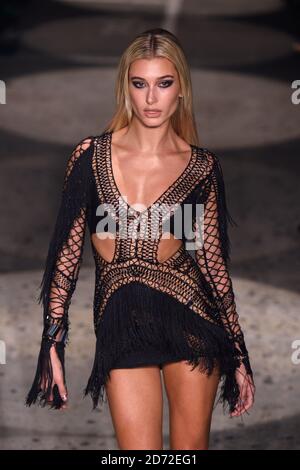 Model Hailey Baldwin auf dem Laufsteg während der Julien Macdonald London Fashion Week SS18 Show im Bankside Vaults, London. Bilddatum: Montag, 18. September 2017. Bildnachweis sollte lauten: Matt Crossick/ EMPICS Entertainment. Stockfoto