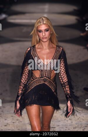 Model Hailey Baldwin auf dem Laufsteg während der Julien Macdonald London Fashion Week SS18 Show im Bankside Vaults, London. Bilddatum: Montag, 18. September 2017. Bildnachweis sollte lauten: Matt Crossick/ EMPICS Entertainment. Stockfoto