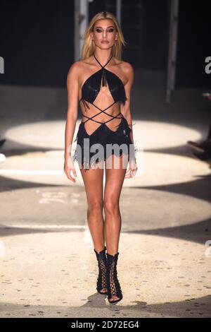 Model Hailey Baldwin auf dem Laufsteg während der Julien Macdonald London Fashion Week SS18 Show im Bankside Vaults, London. Bilddatum: Montag, 18. September 2017. Bildnachweis sollte lauten: Matt Crossick/ EMPICS Entertainment. Stockfoto