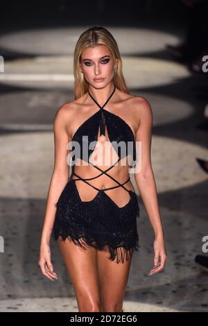 Model Hailey Baldwin auf dem Laufsteg während der Julien Macdonald London Fashion Week SS18 Show im Bankside Vaults, London. Bilddatum: Montag, 18. September 2017. Bildnachweis sollte lauten: Matt Crossick/ EMPICS Entertainment. Stockfoto