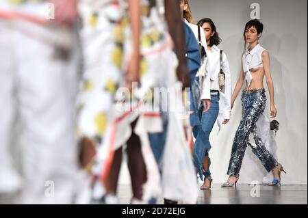 Models auf dem Laufsteg während der Faustine Steinmetz London Fashion Week SS18 in 180 Strand, London. Bilddatum: Dienstag, 19. September 2017. Bildnachweis sollte lauten: Matt Crossick/ EMPICS Entertainment. Stockfoto