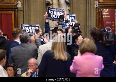 Demonstranten unterbrechen ein Randtreffen im Rathaus von Manchester, genannt "Brexit mit Jacob Rees-Mogg", das im Rahmen der Konferenz der Konservativen Partei in Manchester stattfand. Bilddatum: 2. Oktober 2017. Bildnachweis sollte lauten: Matt Crossick/ EMPICS Entertainment. Stockfoto