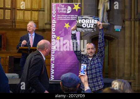 Demonstranten unterbrechen ein Randtreffen im Rathaus von Manchester, genannt "Brexit mit Jacob Rees-Mogg", das im Rahmen der Konferenz der Konservativen Partei in Manchester stattfand. Bilddatum: 2. Oktober 2017. Bildnachweis sollte lauten: Matt Crossick/ EMPICS Entertainment. Stockfoto