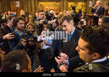 Jacob Rees-Mogg debattiert mit Demonstranten, nachdem sie ein Randtreffen im Rathaus von Manchester, genannt "Brexit mit Jacob Rees-Mogg", im Rahmen der Konferenz der Konservativen Partei in Manchester unterbrochen haben. Bilddatum: 2. Oktober 2017. Bildnachweis sollte lauten: Matt Crossick/ EMPICS Entertainment. Stockfoto