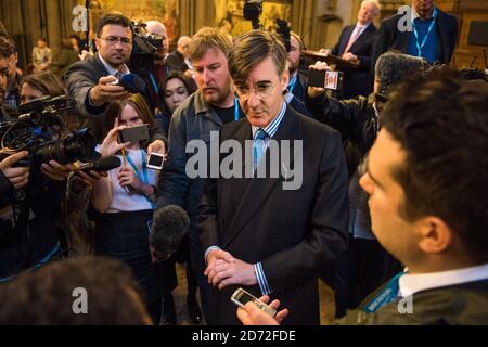 Jacob Rees-Mogg debattiert mit Demonstranten, nachdem sie ein Randtreffen im Rathaus von Manchester, genannt "Brexit mit Jacob Rees-Mogg", im Rahmen der Konferenz der Konservativen Partei in Manchester unterbrochen haben. Bilddatum: 2. Oktober 2017. Bildnachweis sollte lauten: Matt Crossick/ EMPICS Entertainment. Stockfoto