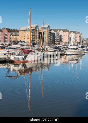 Moderne Uferanlagen in Portishead Quays Marina, Somerset, Großbritannien Stockfoto