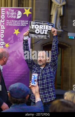 Demonstranten unterbrechen ein Treffen im Rathaus von Manchester mit dem Titel "Brexit mit Jacob Rees-Mogg", das von der Brügge-Gruppe im Rahmen der Konservativen Parteikonferenz in Manchester abgehalten wird. Bilddatum: 2. Oktober 2017. Bildnachweis sollte lauten: Matt Crossick/ EMPICS Entertainment. Stockfoto