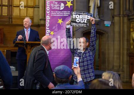 Demonstranten unterbrechen ein Treffen im Rathaus von Manchester mit dem Titel "Brexit mit Jacob Rees-Mogg", das von der Brügge-Gruppe im Rahmen der Konservativen Parteikonferenz in Manchester abgehalten wird. Bilddatum: 2. Oktober 2017. Bildnachweis sollte lauten: Matt Crossick/ EMPICS Entertainment. Stockfoto