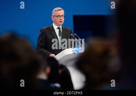 Der Staatssekretär für Umwelt, Ernährung und Angelegenheiten des ländlichen Raums, Michael Gove, hält eine Rede auf der Konferenz der Konservativen Partei im Manchester Central Convention Complex in Manchester. Bilddatum: 2. Oktober 2017. Bildnachweis sollte lauten: Matt Crossick/ EMPICS Entertainment. Stockfoto