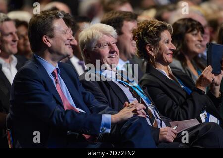 Stanley Johnson sieht zu, wie sein Sohn, Außenminister Boris Johnson, während der Konferenz der Konservativen Partei im Manchester Central Convention Complex in Manchester eine Rede hält. Bilddatum: 3. Oktober 2017. Bildnachweis sollte lauten: Matt Crossick/ EMPICS Entertainment. Stockfoto