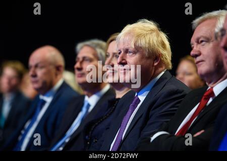 Außenminister Boris Johnson sieht zu, wie Premierministerin Theresa May auf der Konferenz der Konservativen Partei im Manchester Central Convention Complex in Manchester spricht. Bilddatum: 4. Oktober 2017. Bildnachweis sollte lauten: Matt Crossick/ EMPICS Entertainment. Stockfoto