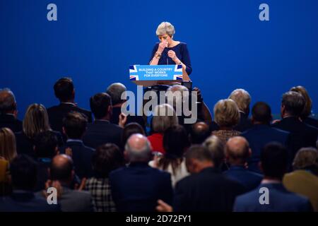 Premierministerin Theresa May hat mit einem Husten zu kämpfen, als sie auf der Konferenz der Konservativen Partei im Manchester Central Convention Complex in Manchester spricht. Bilddatum: 4. Oktober 2017. Bildnachweis sollte lauten: Matt Crossick/ EMPICS Entertainment. Stockfoto