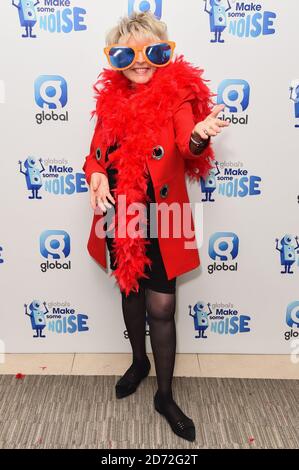 Gloria Hunniford im Rahmen des Global Make Some Noise Day 2017 in ihren Studios am Leicester Square in London. Die Veranstaltung hilft dabei, Geld für Global Make Some Noise zu sammeln, die von Global ins Werk gesetzt wurde, um benachteiligten Jugendlichen in ganz Großbritannien zu helfen. Bilddatum: Freitag, 6. Oktober 2017. Bildnachweis sollte lauten: Matt Crossick/ EMPICS Entertainment. Stockfoto