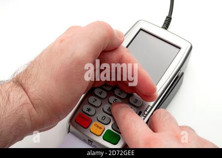 Kredit- und Debitkarten-Zahlungen, finanzielle Privatsphäre und Bankdaten-Sicherheitskonzept mit Hand als Schild verwendet, während die Eingabe der PIN auf Tastatur isoliert Stockfoto