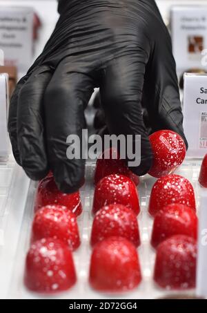 Schokoladen zum Verkauf bei der Chocolate Show, im Olympia in Kensington, London. Bilddatum: Freitag, 13. Oktober 2017. Bildnachweis sollte lauten: Matt Crossick/ EMPICS Entertainment. Stockfoto