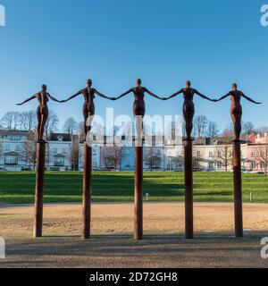 Arc of Angels von Kirby Rick ist eine Skulptur von fünf Frauen im Jubilee Park, Portishead, UK Stockfoto