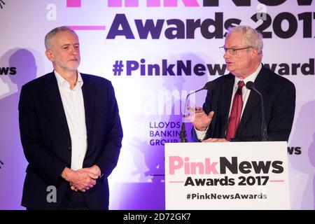 Arbeitsleiter Jeremy Corbyn und der Lifetime Award-Gewinner Chris Smith, Baron Smith aus Finsbury, auf der Bühne der Pink News Awards in der One Street, London. Bilddatum: Mittwoch, 18. Oktober 2017. Bildnachweis sollte lauten: Matt Crossick/ EMPICS Entertainment. Stockfoto