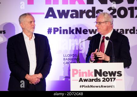 Arbeitsleiter Jeremy Corbyn und der Lifetime Award-Gewinner Chris Smith, Baron Smith aus Finsbury, auf der Bühne der Pink News Awards in der One Street, London. Bilddatum: Mittwoch, 18. Oktober 2017. Bildnachweis sollte lauten: Matt Crossick/ EMPICS Entertainment. Stockfoto