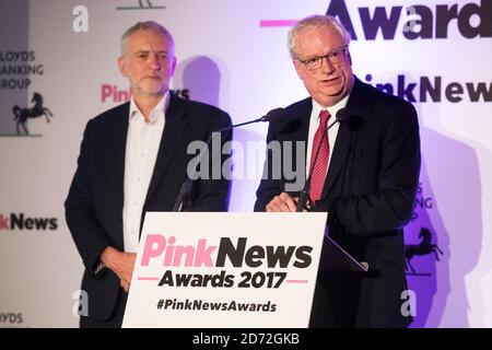 Arbeitsleiter Jeremy Corbyn und der Lifetime Award-Gewinner Chris Smith, Baron Smith aus Finsbury, auf der Bühne der Pink News Awards in der One Street, London. Bilddatum: Mittwoch, 18. Oktober 2017. Bildnachweis sollte lauten: Matt Crossick/ EMPICS Entertainment. Stockfoto