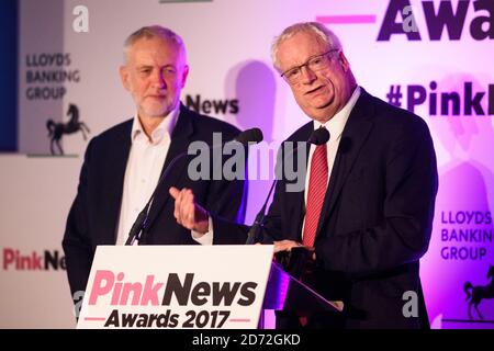 Arbeitsleiter Jeremy Corbyn und der Lifetime Award-Gewinner Chris Smith, Baron Smith aus Finsbury, auf der Bühne der Pink News Awards in der One Street, London. Bilddatum: Mittwoch, 18. Oktober 2017. Bildnachweis sollte lauten: Matt Crossick/ EMPICS Entertainment. Stockfoto