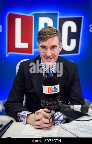 Jacob Rees-Mogg im LBC Studio in London, wo er die Show am Vormittag zu Gast hatte. Bilddatum: Montag, 23. Oktober 2017. Bildnachweis sollte lauten: Matt Crossick/ EMPICS Entertainment. Stockfoto