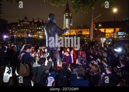 Menschen wie Graa Machel (Mitte, violetter Mantel), abgebildet unter der Statue von Nelson Mandela auf dem Parliament Square in London, nach einem symbolischen "Walk Together"-marsch mit den Ältesten, einer von Nelson Mandela gegründeten Gruppe globaler Führer, die vor Mandelas Statue auf dem parliament Square endete. Bilddatum: Montag, 23. Oktober 2017. Bildnachweis sollte lauten: Matt Crossick/ EMPICS Entertainment. Stockfoto