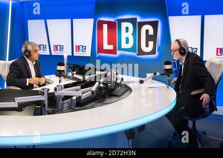 Der Bürgermeister von London Sadiq Khan moderiert ein Live-Telefon mit dem Labour-Führer Jeremy Corbyn auf LBC, in ihren Studios am Leicester Square, London Bilddatum: Freitag, 27. Oktober 2017. Bildnachweis sollte lauten: Matt Crossick/ EMPICS Entertainment. Stockfoto