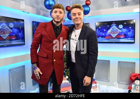 James Arthur wird backstage von Moderator Roman Kemp während des ersten Tages des Capital's Jingle Bell Ball 2017 in der O2 Arena, London interviewt. Stockfoto