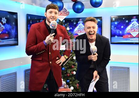 James Arthur wird backstage von Moderator Roman Kemp während des ersten Tages des Capital's Jingle Bell Ball 2017 in der O2 Arena, London interviewt. Stockfoto