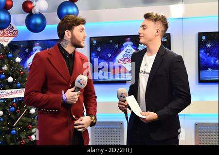 James Arthur wird backstage von Moderator Roman Kemp während des ersten Tages des Capital's Jingle Bell Ball 2017 in der O2 Arena, London interviewt. Stockfoto