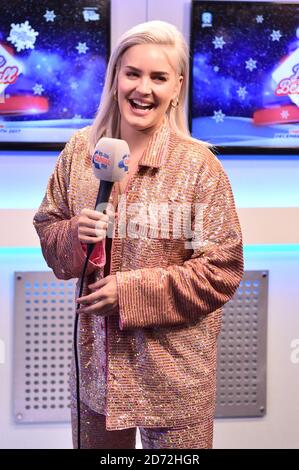 Anne Marie wird während des ersten Tages des Capital's Jingle Bell Ball 2017 in der O2 Arena in London interviewt. Stockfoto