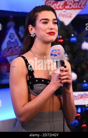 Dua Lipa wird während des ersten Tages des Capital's Jingle Bell Ball 2017 in der O2 Arena, London, interviewt. Stockfoto