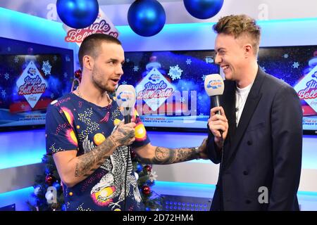 Liam Payne wird von Roman Kemp backstage während des zweiten Tages des Capital's Jingle Bell Ball 2017 in der O2 Arena, London, iterviewed. Stockfoto