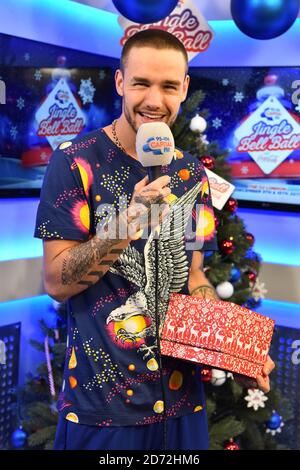 Liam Payne wird von Roman Kemp backstage während des zweiten Tages des Capital's Jingle Bell Ball 2017 in der O2 Arena, London, iterviewed. Stockfoto