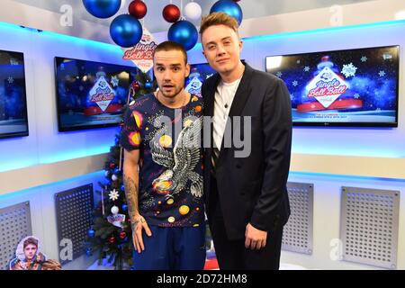 Liam Payne wird von Roman Kemp backstage während des zweiten Tages des Capital's Jingle Bell Ball 2017 in der O2 Arena, London, iterviewed. Stockfoto