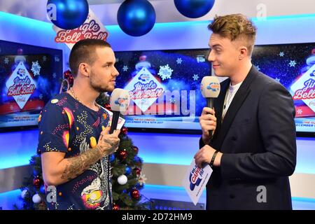 Liam Payne wird von Roman Kemp backstage während des zweiten Tages des Capital's Jingle Bell Ball 2017 in der O2 Arena, London, iterviewed. Stockfoto