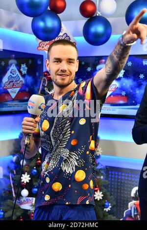 Liam Payne wird von Roman Kemp backstage während des zweiten Tages des Capital's Jingle Bell Ball 2017 in der O2 Arena, London, iterviewed. Stockfoto