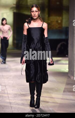 Models tragen Designs der Art School auf dem Laufsteg während der MAN London Fashion Week Men's AW18 Show im Old Selfridge's Hotel, London. Bilddatum: Sonntag, 7. Januar 2018. Bildnachweis sollte lauten: Matt Crossick/ EMPICS Entertainment. Stockfoto