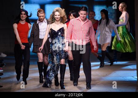 Models tragen Designs der Art School auf dem Laufsteg während der MAN London Fashion Week Men's AW18 Show im Old Selfridge's Hotel, London. Bilddatum: Sonntag, 7. Januar 2018. Bildnachweis sollte lauten: Matt Crossick/ EMPICS Entertainment. Stockfoto