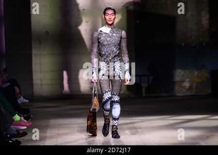 Models tragen Designs von Stefan Cooke auf dem Laufsteg während der MAN London Fashion Week Men's AW18 Show im Old Selfridge's Hotel, London. Bilddatum: Sonntag, 7. Januar 2018. Bildnachweis sollte lauten: Matt Crossick/ EMPICS Entertainment. Stockfoto