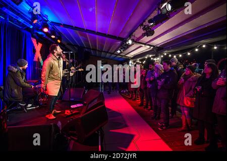 Liam Gallagher spielt einen intimen Gig für Radio X Hörer, auf dem Dach ihrer Studios in Leicester Square, London. Der Gig, mit einer Menge von nur 90 Menschen, wurde zur Unterstützung von Radio Xâ €™s Nächstenliebe, Globalâ €™s machen etwas Lärm. Bilddatum: Montag, 12. Februar 2018. Bildnachweis sollte lauten: Matt Crossick/ EMPICS Entertainment. NUR FÜR REDAKTIONELLE ZWECKE Stockfoto