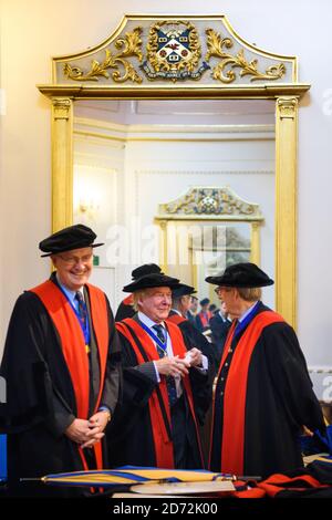 Mitglieder der Stationers' Company bereiten sich auf die jährliche Cakes and Ale Zeremonie in der Stationers' Hall in der City of London vor. Die Zeremonie, die seit dem 17. Jahrhundert auf dem Nachlass von Alderman John Norton stattfindet, beinhaltet eine Prozession zur St. Paul's Cathedral, ein besonderer Gottesdienst, gefolgt von einem Essen im Saal. Bilddatum: Dienstag, 13. Februar 2018. Bildnachweis sollte lauten: Matt Crossick/ EMPICS Entertainment. Stockfoto