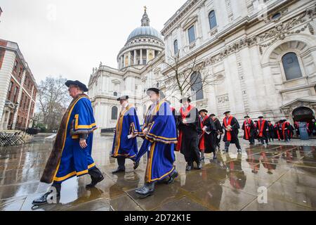 Mitglieder der Stationers' Company kehren während der jährlichen Kuchen- und Ale-Zeremonie von der St Paul's Cathedral in London in ihre Halle zurück. Die Zeremonie, die seit dem 17. Jahrhundert auf dem Nachlass von Alderman John Norton stattfindet, beinhaltet eine Prozession zur St. Paul's Cathedral, ein besonderer Gottesdienst, gefolgt von einem Essen im Saal. Bilddatum: Dienstag, 13. Februar 2018. Bildnachweis sollte lauten: Matt Crossick/ EMPICS Entertainment. Stockfoto