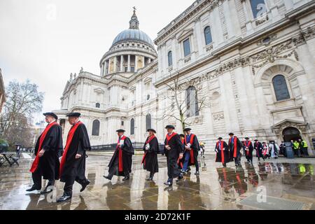 Mitglieder der Stationers' Company kehren während der jährlichen Kuchen- und Ale-Zeremonie von der St Paul's Cathedral in London in ihre Halle zurück. Die Zeremonie, die seit dem 17. Jahrhundert auf dem Nachlass von Alderman John Norton stattfindet, beinhaltet eine Prozession zur St. Paul's Cathedral, ein besonderer Gottesdienst, gefolgt von einem Essen im Saal. Bilddatum: Dienstag, 13. Februar 2018. Bildnachweis sollte lauten: Matt Crossick/ EMPICS Entertainment. Stockfoto