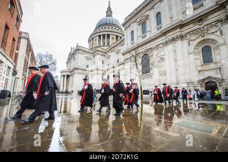 Mitglieder der Stationers' Company kehren während der jährlichen Kuchen- und Ale-Zeremonie von der St Paul's Cathedral in London in ihre Halle zurück. Die Zeremonie, die seit dem 17. Jahrhundert auf dem Nachlass von Alderman John Norton stattfindet, beinhaltet eine Prozession zur St. Paul's Cathedral, ein besonderer Gottesdienst, gefolgt von einem Essen im Saal. Bilddatum: Dienstag, 13. Februar 2018. Bildnachweis sollte lauten: Matt Crossick/ EMPICS Entertainment. Stockfoto