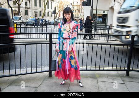 Fashionistas außerhalb des BFC Showspace on the Strand, am ersten Tag der London Fashion Week. Bilddatum: Freitag, 16. februar 2018. Bildnachweis sollte lauten: Matt Crossick/ EMPICS Entertainment. Stockfoto